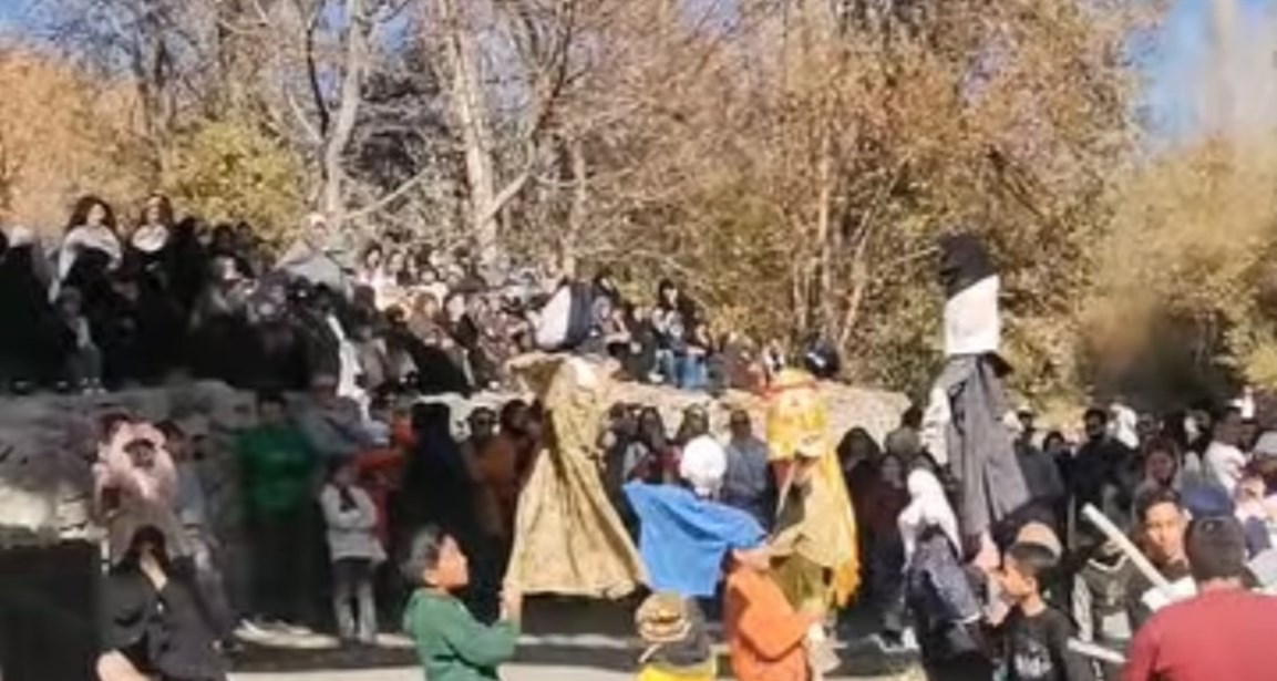جشن ابانگان و مراسم بومی چولغزک در آبانماه ۱۴۰۴ در روستای حصار ،بومگردی شومانی برگزار شد .